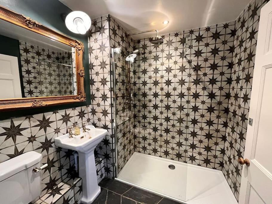 Blue Anchor House - Seaview, Hot Tub Apartments Экстерьер фото