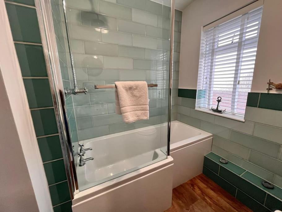 Blue Anchor House - Seaview, Hot Tub Apartments Экстерьер фото