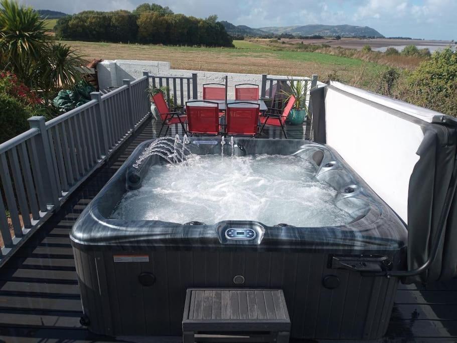 Blue Anchor House - Seaview, Hot Tub Apartments Экстерьер фото